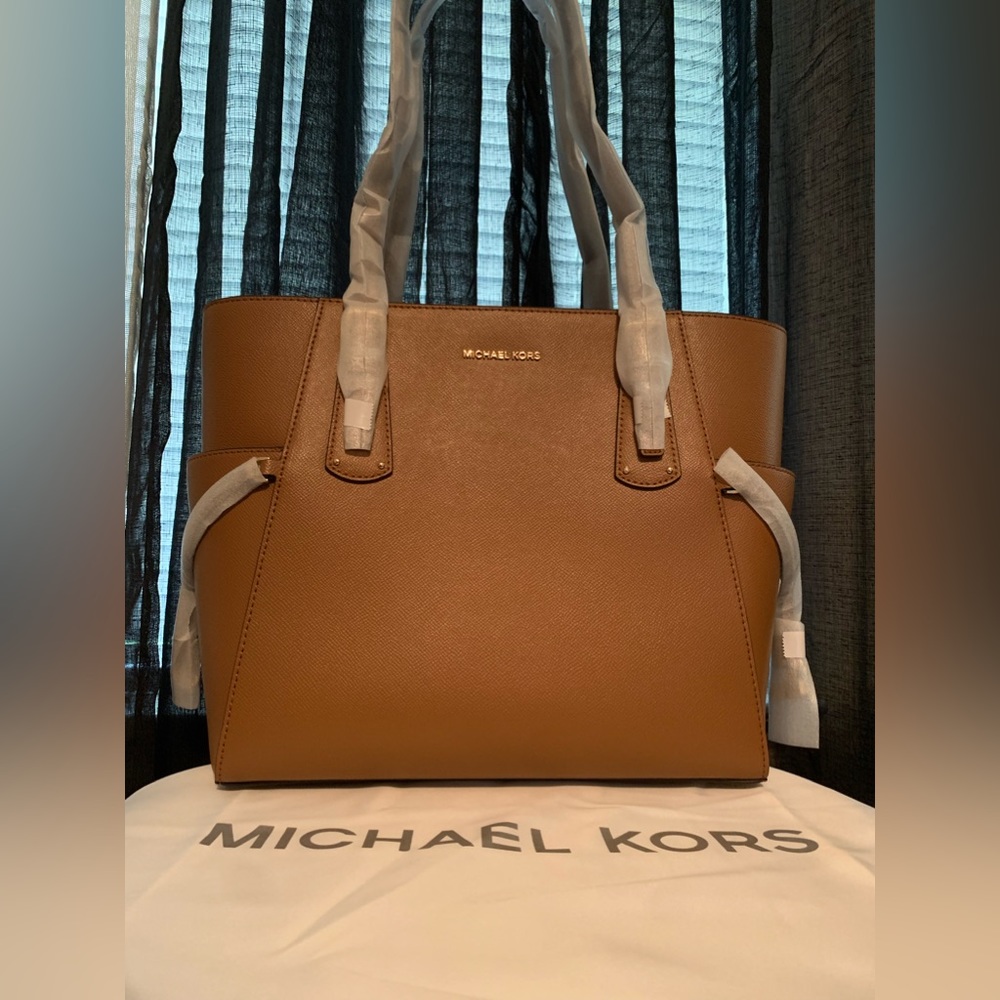 Michael Kors Voyager Tote